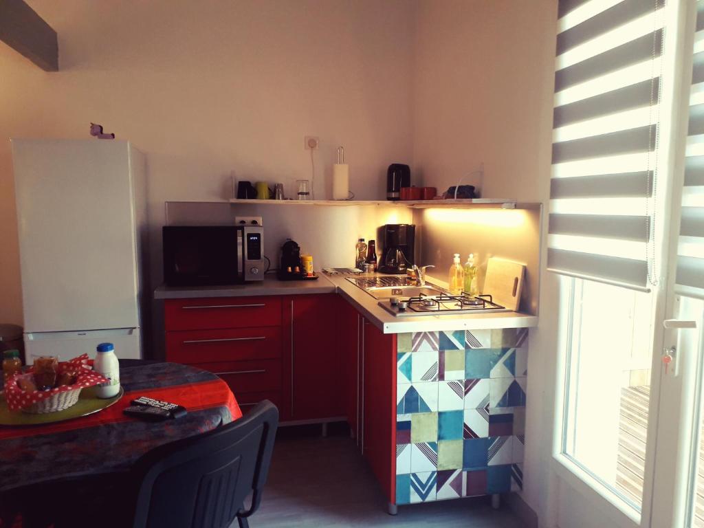 Una cocina o cocineta en DORMIR A MONTAUBAN Logements Carreyrat Calme et Verdoyant