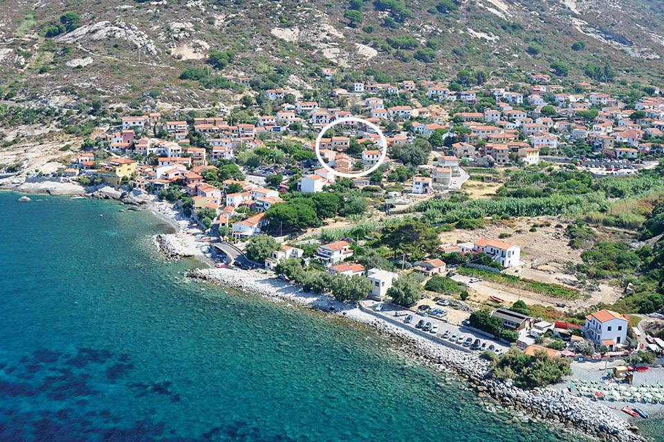 una vista aerea di una città vicino all'acqua di Casa Giovanni - Pomonte a Pomonte