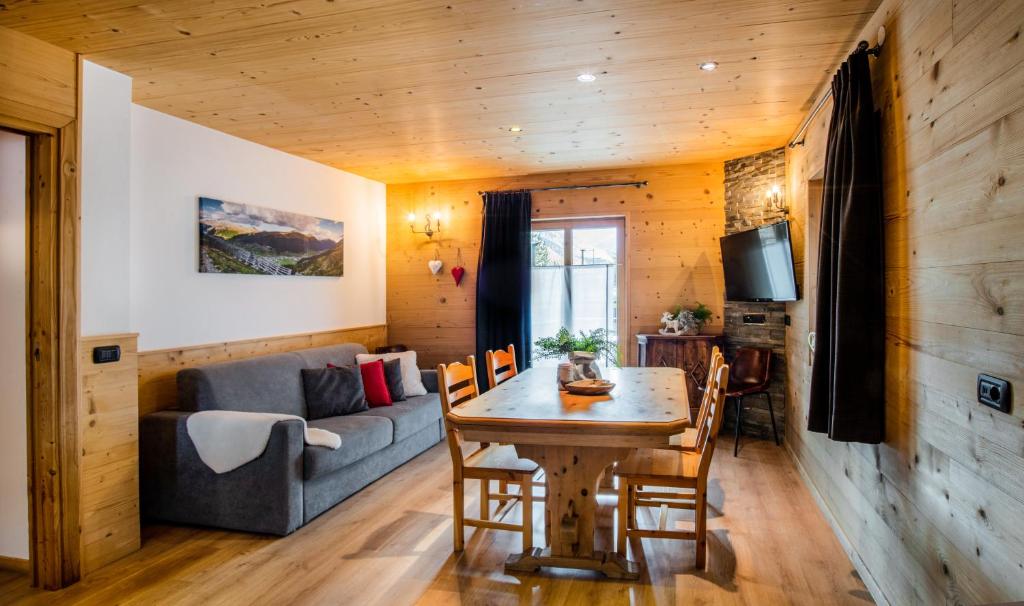 a living room with a table and a couch at Appartamento Abete in Livigno