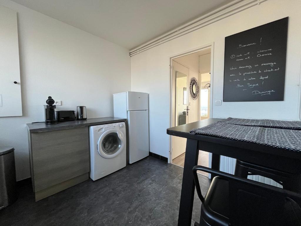 Kuchyňa alebo kuchynka v ubytovaní Nouveau! Appartement vue mer 180° et place parking