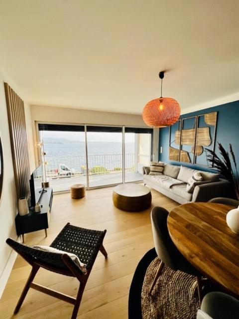 un salon avec un canapé, une table et des chaises dans l'établissement LES BAUX 2 Sanary sur mer, à Sanary-sur-Mer