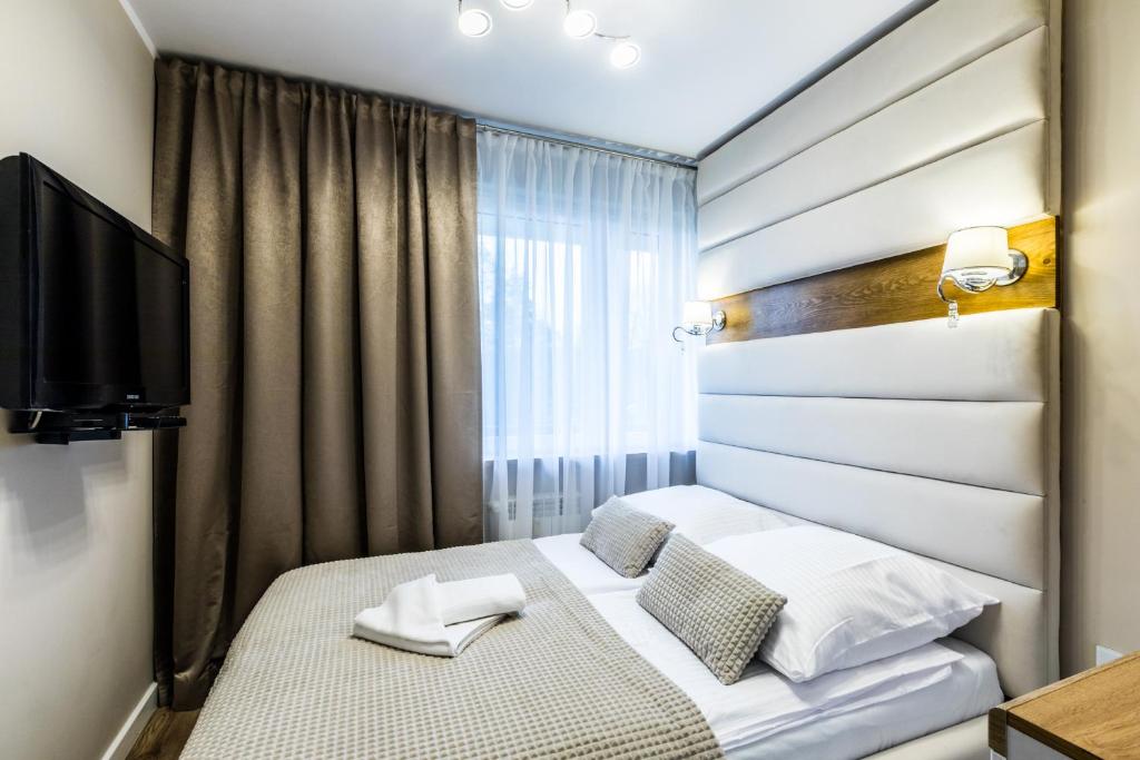 pokój hotelowy z łóżkiem i telewizorem w obiekcie Apartament Leniuchówka w Zakopanem