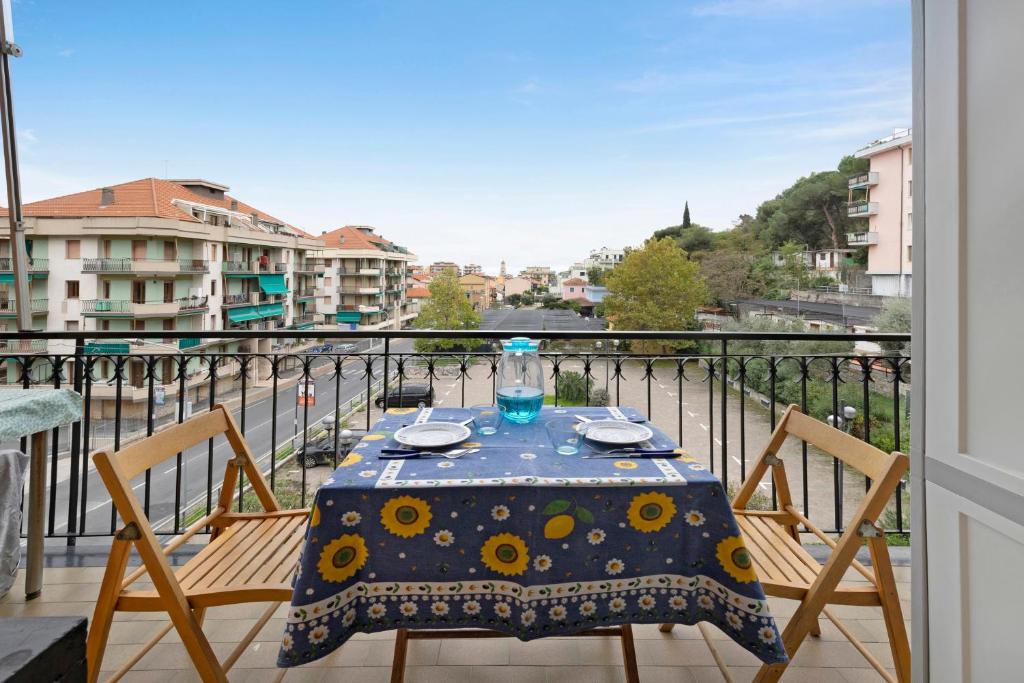 uma mesa e cadeiras numa varanda com vista em Appartamento Le Vele em Borghetto Santo Spirito