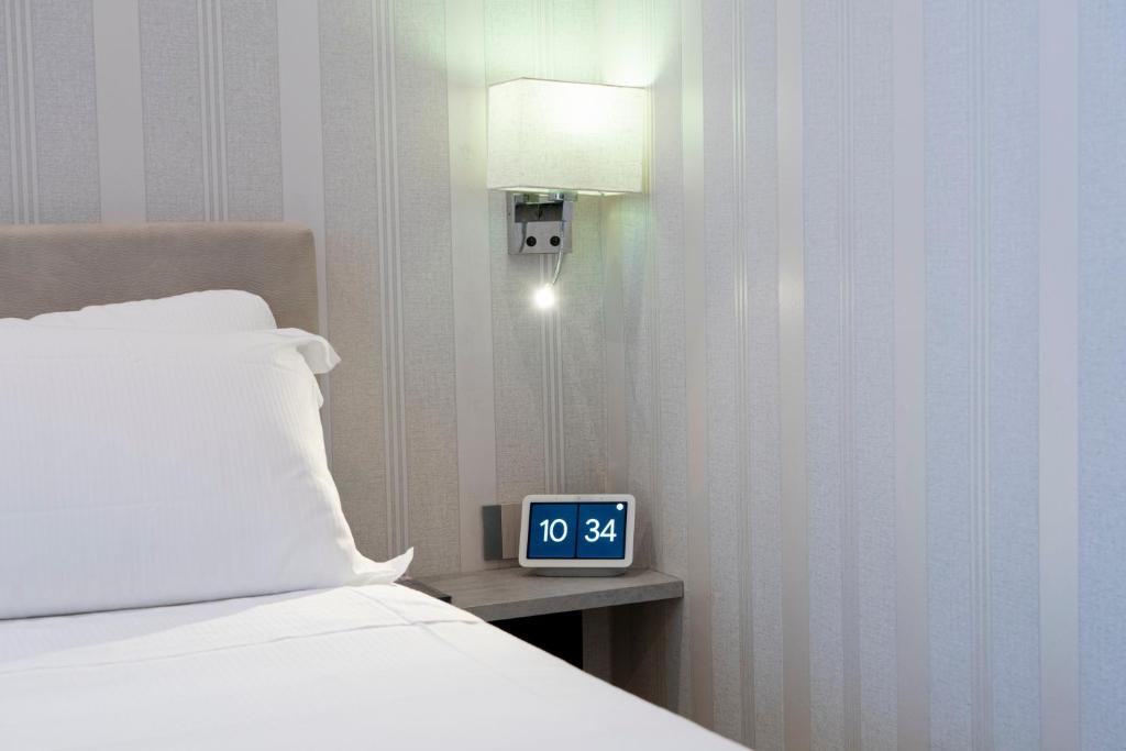 Postel nebo postele na pokoji v ubytování Varese Suites