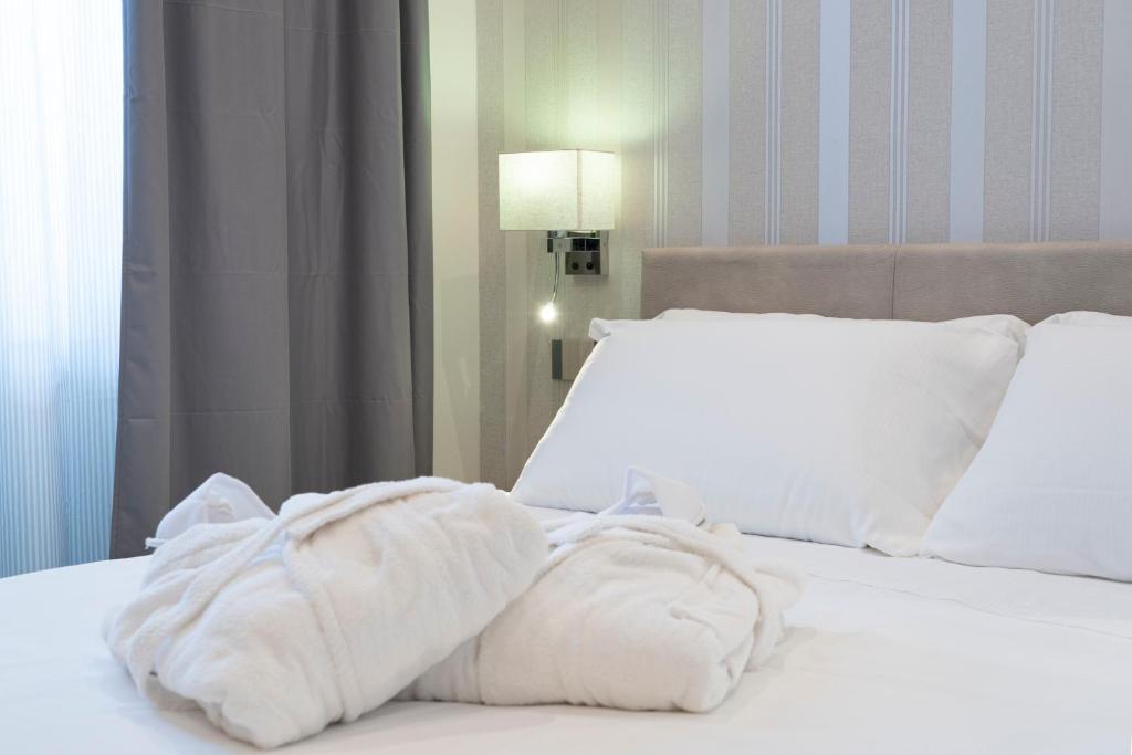 Postel nebo postele na pokoji v ubytování Varese Suites