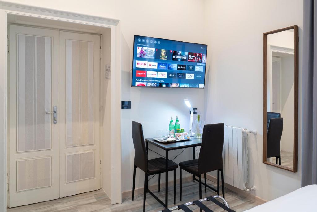 Postel nebo postele na pokoji v ubytování Varese Suites