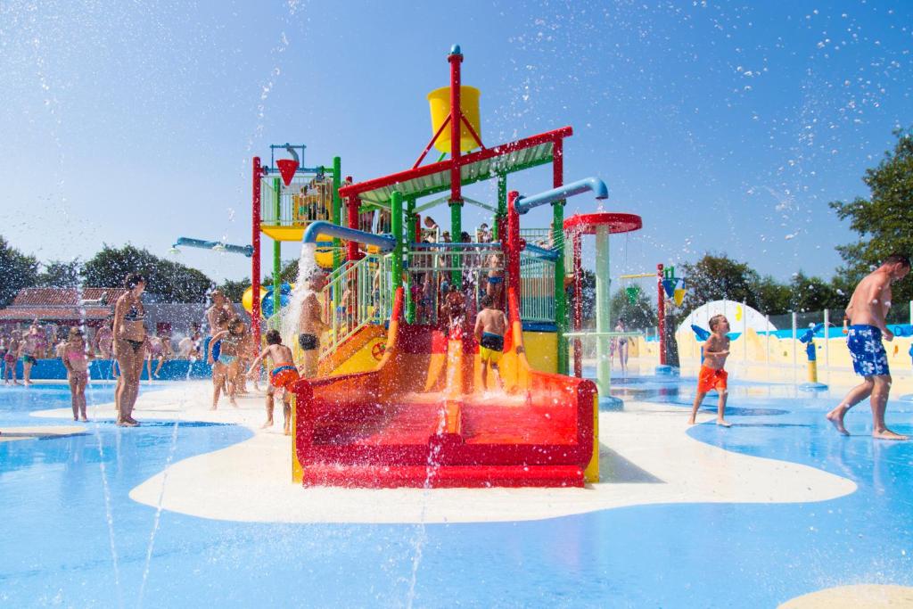 Bazén v ubytování Camping de Duinhoeve Chalet Zeeland not for companies nebo v jeho okolí
