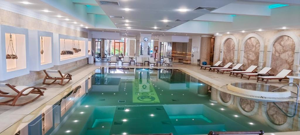 Bazén v ubytování Grand Hotel Pomorie - Medical spa nebo v jeho okolí