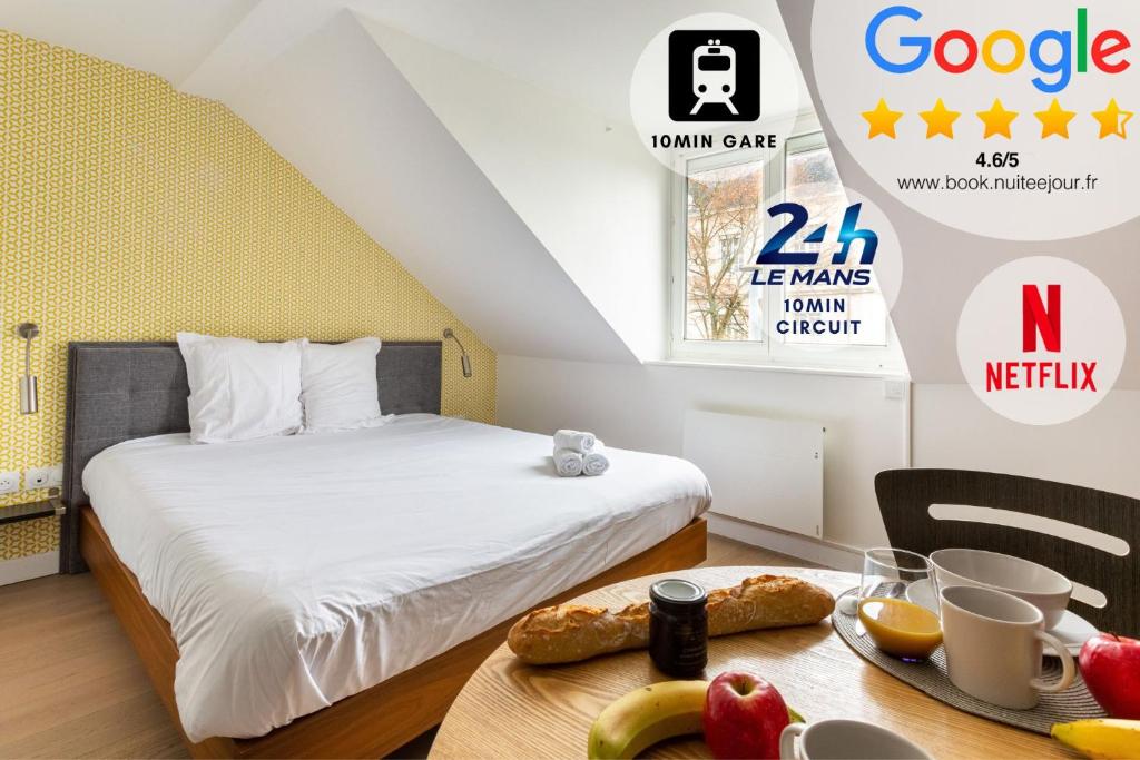 een slaapkamer met een bed en een tafel met eten erop bij Appart Hotel NuitéeJour Le Mans Centre Jaurès in Le Mans