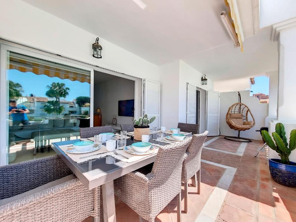 Renovated 2 bedroom Apt 5 min walk to beach RDR279, Estepona ...