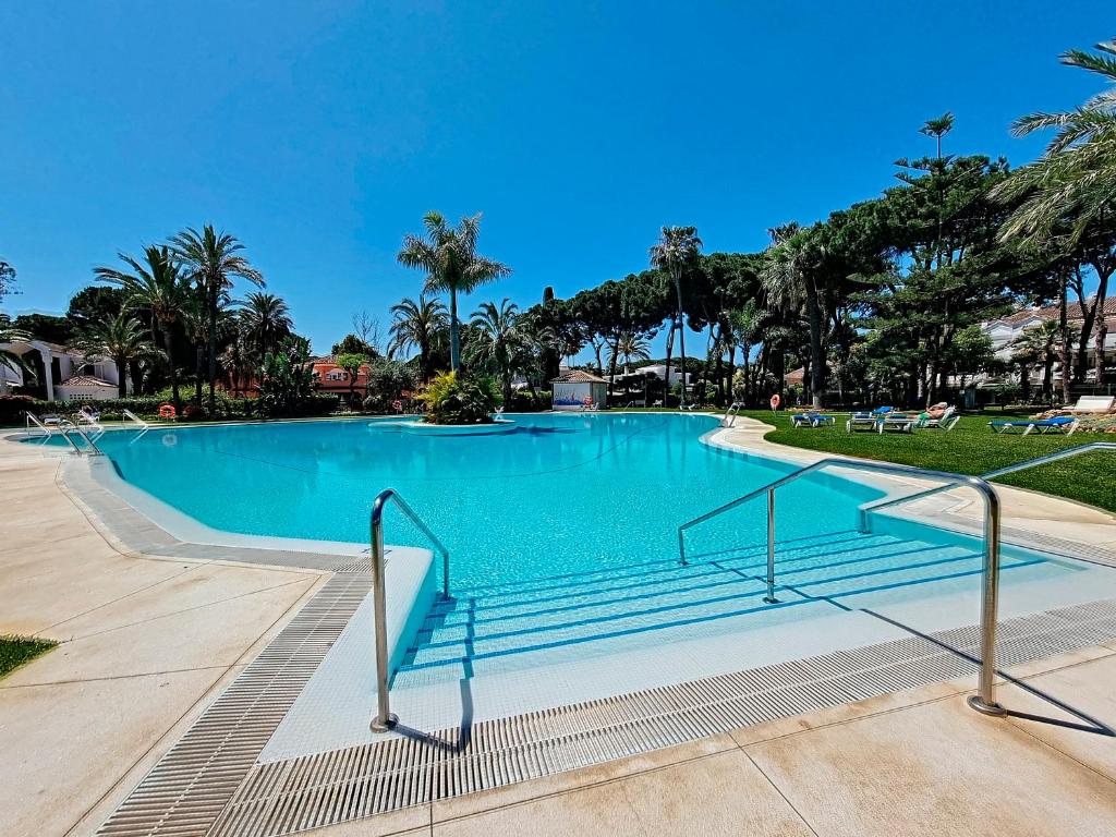 Renovated 2 bedroom Apt 5 min walk to beach RDR279, Estepona ...
