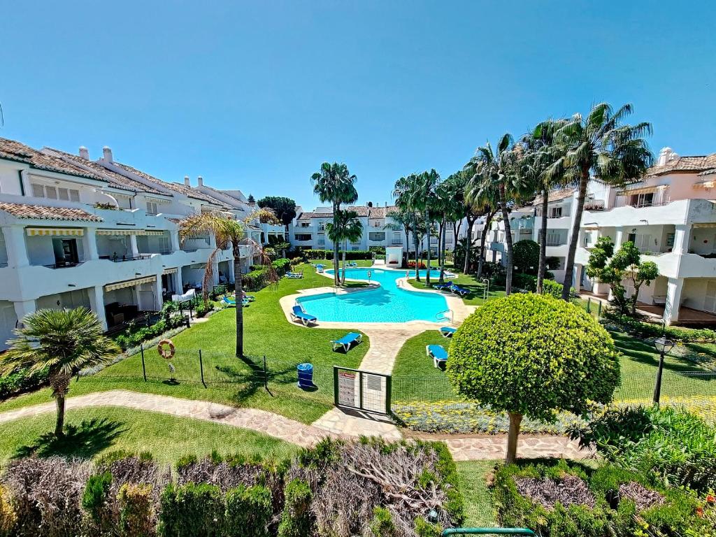 Renovated 2 bedroom Apt 5 min walk to beach RDR279, Estepona ...