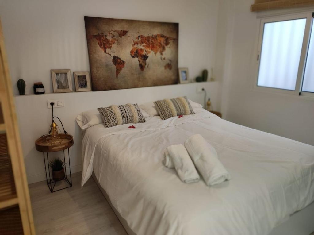 Łóżko lub łóżka w pokoju w obiekcie Oasis con patio y encanto en centro Sevilla