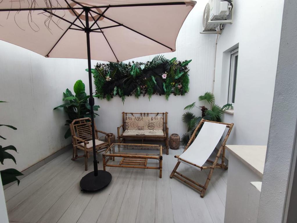 Część wypoczynkowa w obiekcie Oasis con patio y encanto en centro Sevilla