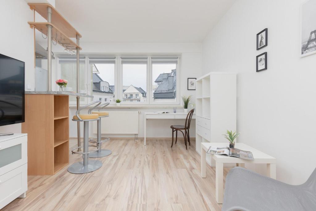 Televízia a/alebo spoločenská miestnosť v ubytovaní Metro Kabaty Lovely Studio Apartment by Noclegi Renters