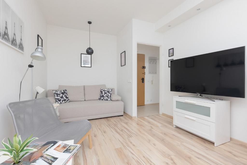 Televízia a/alebo spoločenská miestnosť v ubytovaní Metro Kabaty Lovely Studio Apartment by Noclegi Renters