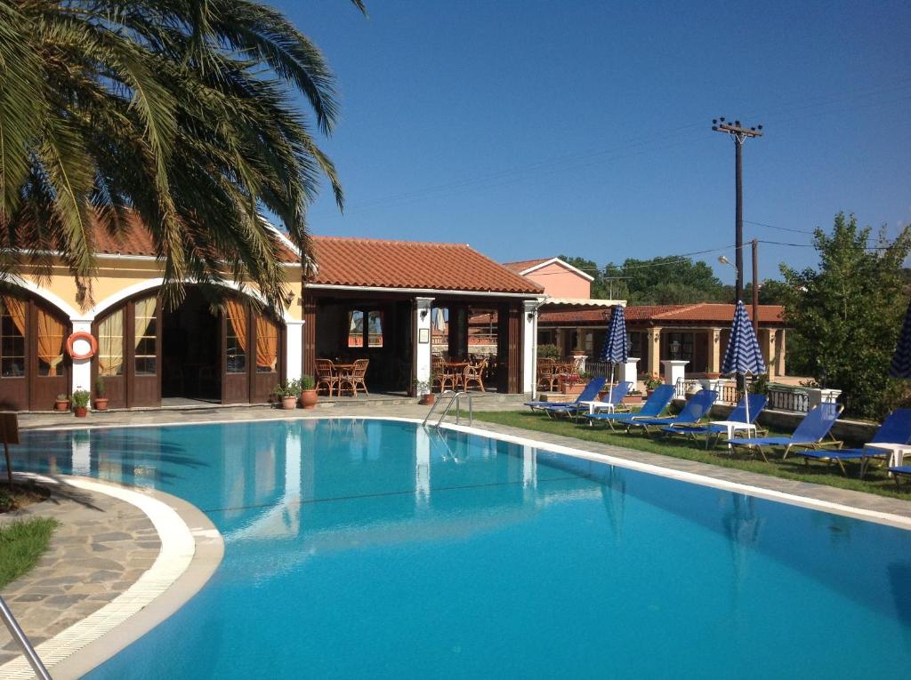 Bazén v ubytování Perros Hotel nebo v jeho okolí