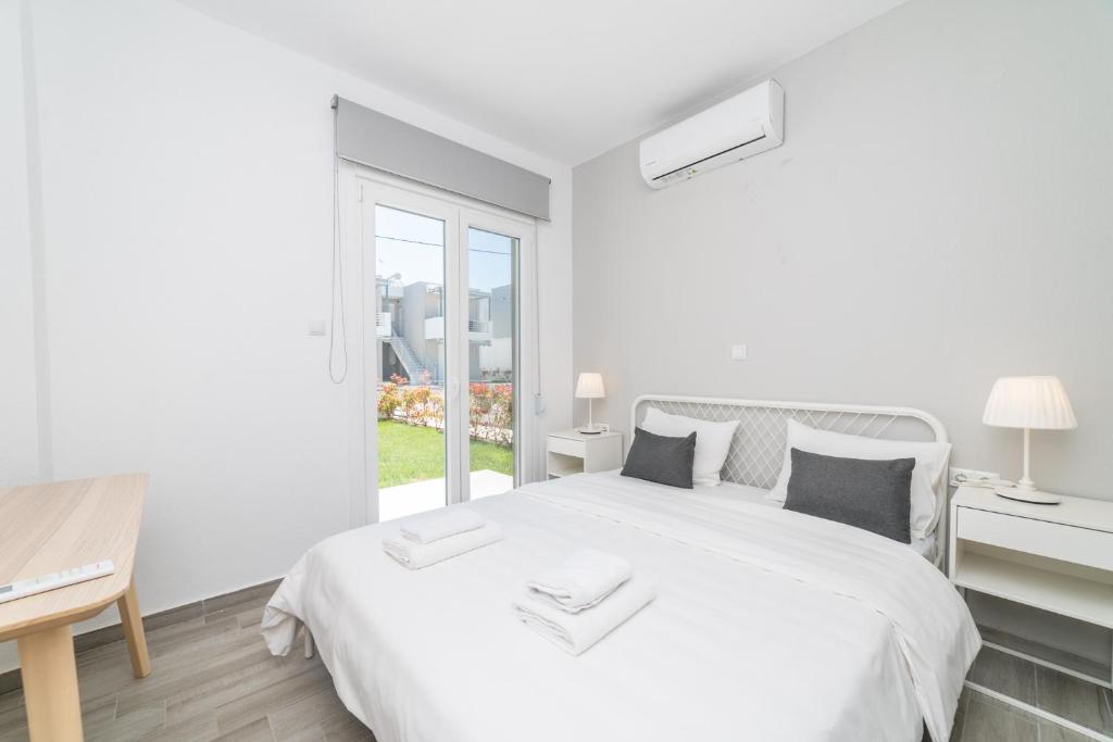 Postel nebo postele na pokoji v ubytování Thalassa & Thalassa Prive Residential Complex