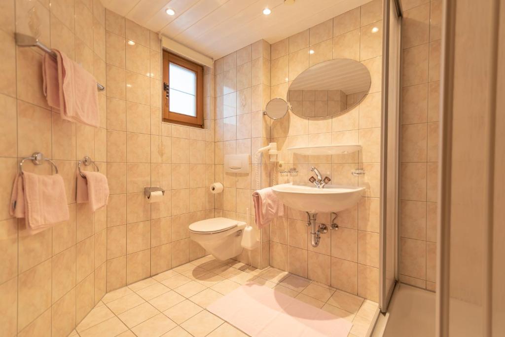Koupelna v ubytování Hotel Garni Apart TINA