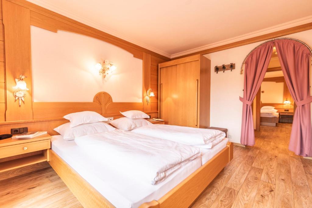 Postel nebo postele na pokoji v ubytování Hotel Garni Apart TINA