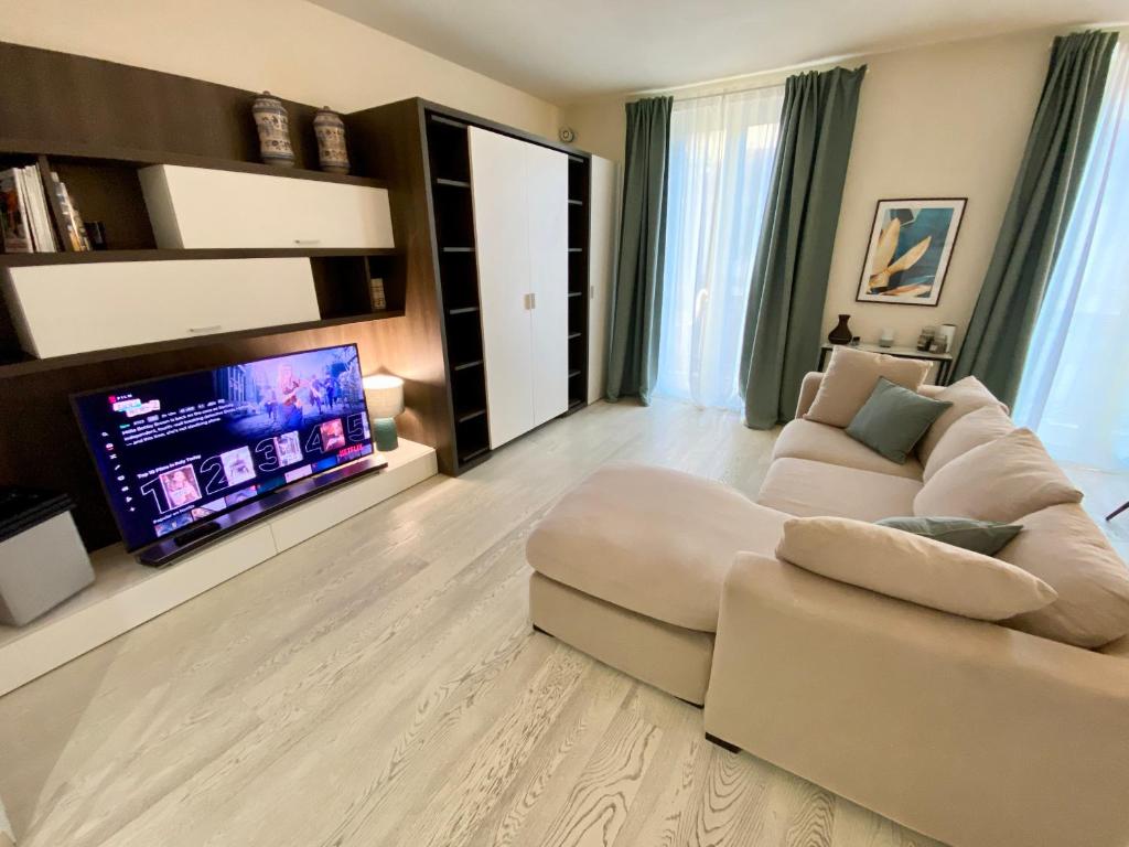 TV o dispositivi per l'intrattenimento presso Front Beach Deluxe Apartment - with access to beach club