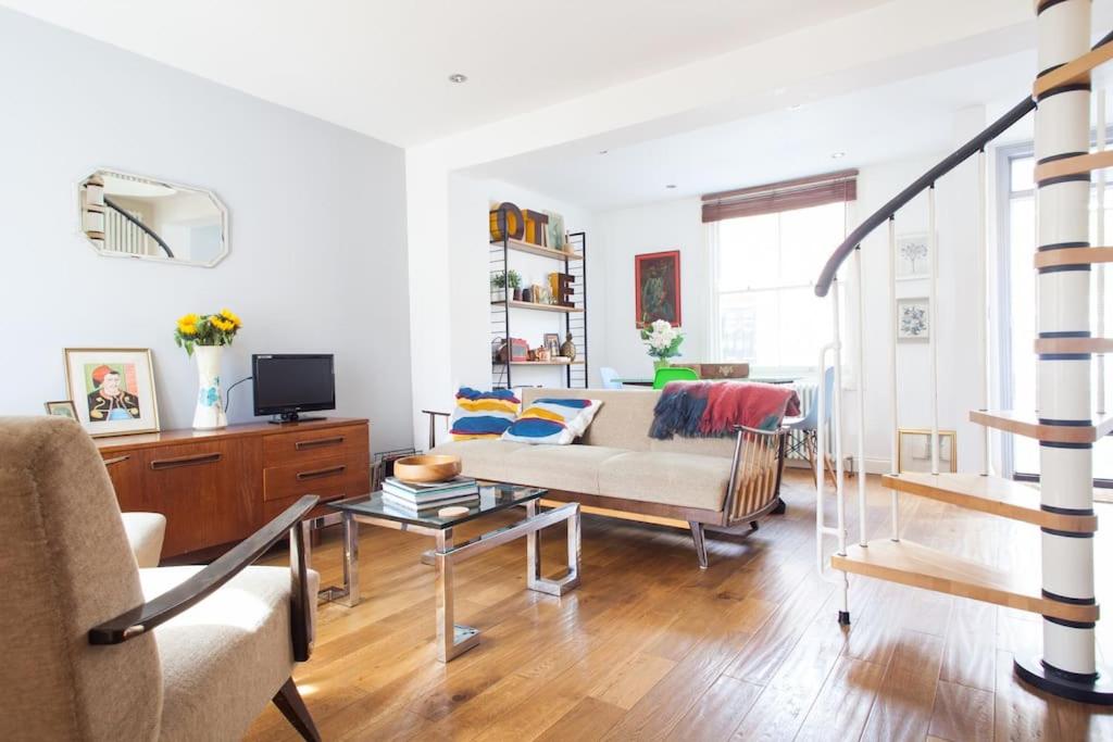 Hotel NAVAL COTTAGE IN THE HEART OF ROYAL GREENWICH, a living room with a couch and a table at NAVAL COTTAGE IN THE HEART OF ROYAL GREENWICH in London