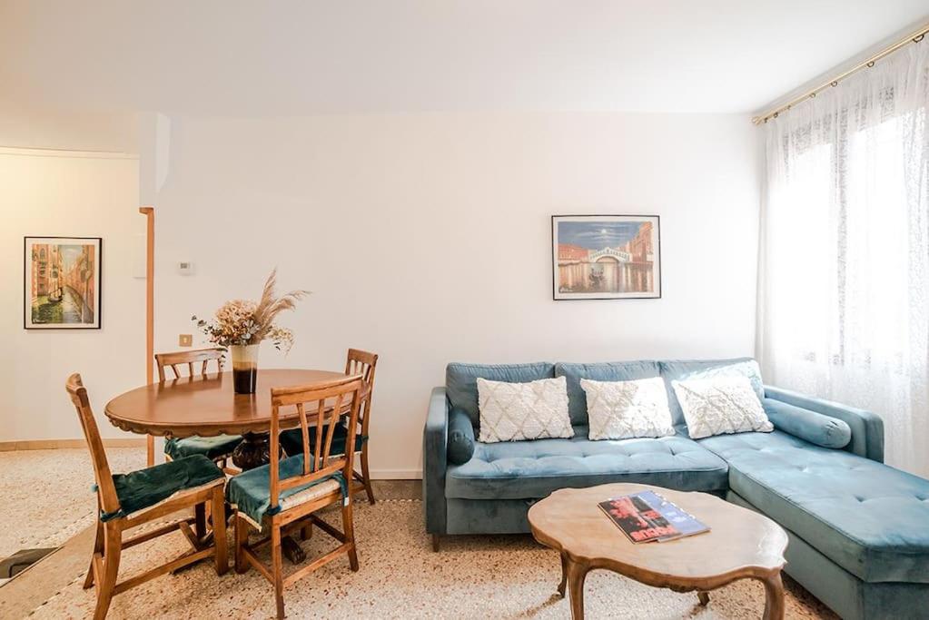 Posedenie v ubytovaní Delightful Apartment at 5 mins from Rialto Bridge