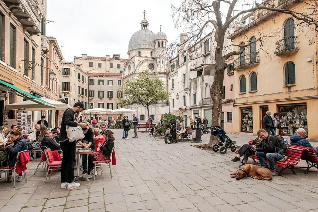 Hostia v ubytovaní Delightful Apartment at 5 mins from Rialto Bridge