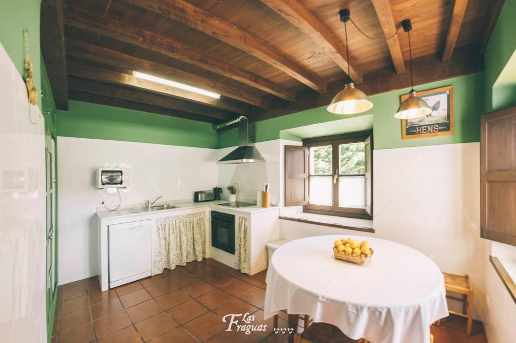 Kuchyň nebo kuchyňský kout v ubytování Casa Rural Las Fraguas Llanes, Gulpiyuri, Bufones