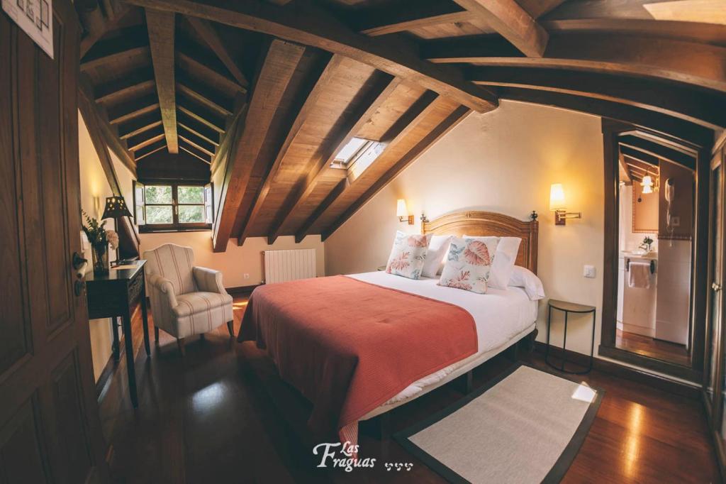 Postel nebo postele na pokoji v ubytování Casa Rural Las Fraguas Llanes, Gulpiyuri, Bufones