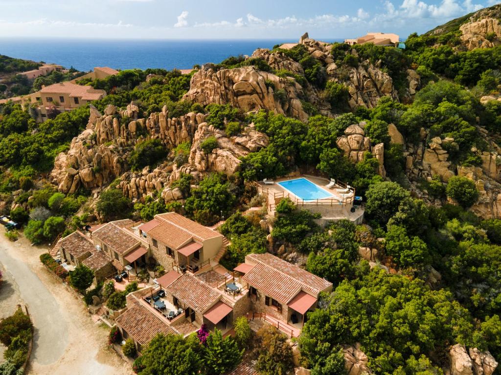 una vista aerea di una casa su una montagna di Residence La Falata Costa Paradiso a Costa Paradiso