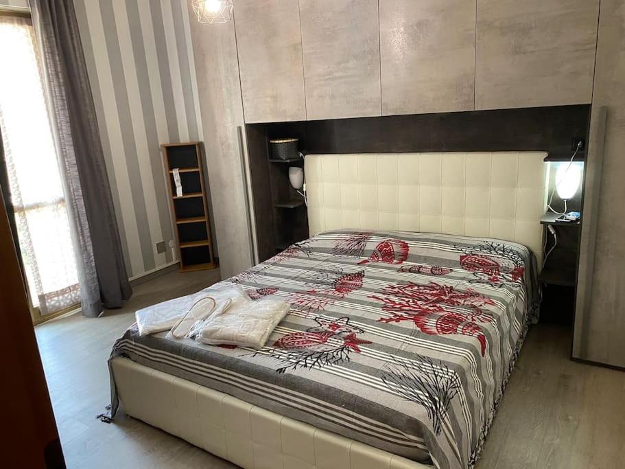 una camera con un letto con una trapunta sopra di Nenè al mare appartamento con posto auto wifi e idromassaggio a Santa Margherita Ligure