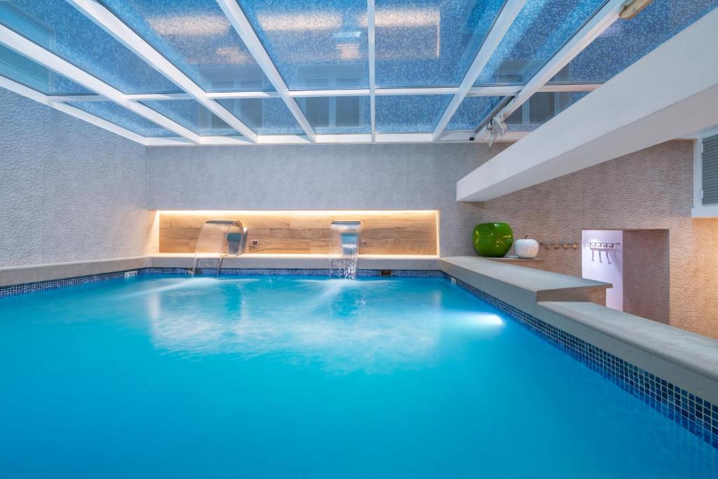 Bazén v ubytování Sallés Hotel Pere IV nebo v jeho okolí