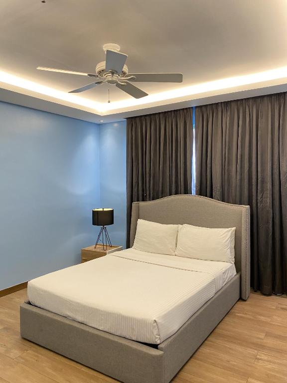 Postel nebo postele na pokoji v ubytování Solace Hotel