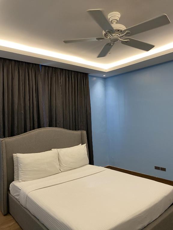 Postel nebo postele na pokoji v ubytování Solace Hotel