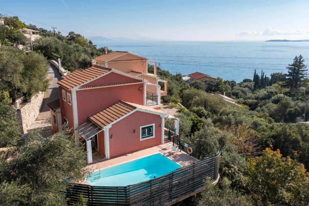 une vue aérienne d'une maison avec piscine dans l'établissement Seaview Villa Leana with Private Pool by Konnect, Nisaki, à Nisakion