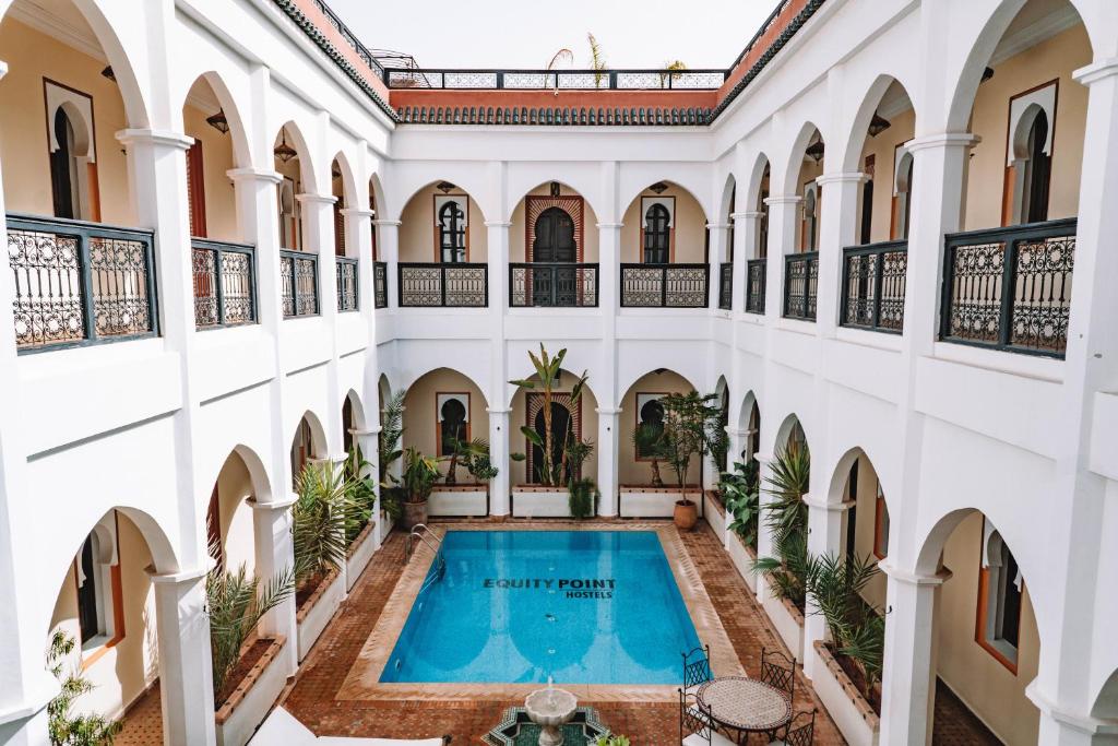 un patio interior con piscina en un edificio en Equity Point Marrakech, en Marrakech