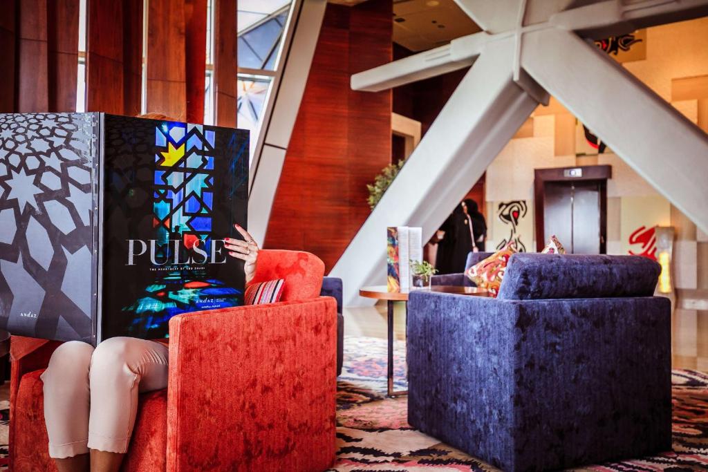Posezení v ubytování Andaz Capital Gate Abu Dhabi, By Hyatt