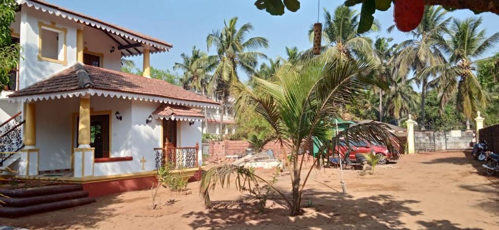 卡蘭古特的住宿－Palmeiral BeachVilla，前面有棕榈树的房子