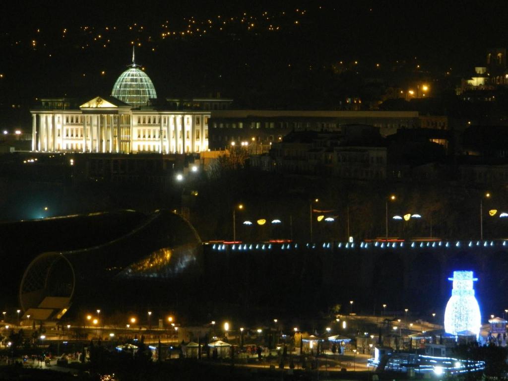 Nespecifikovaný výhled na destinaci Tbilisi nebo výhled na město při pohledu z hotelu