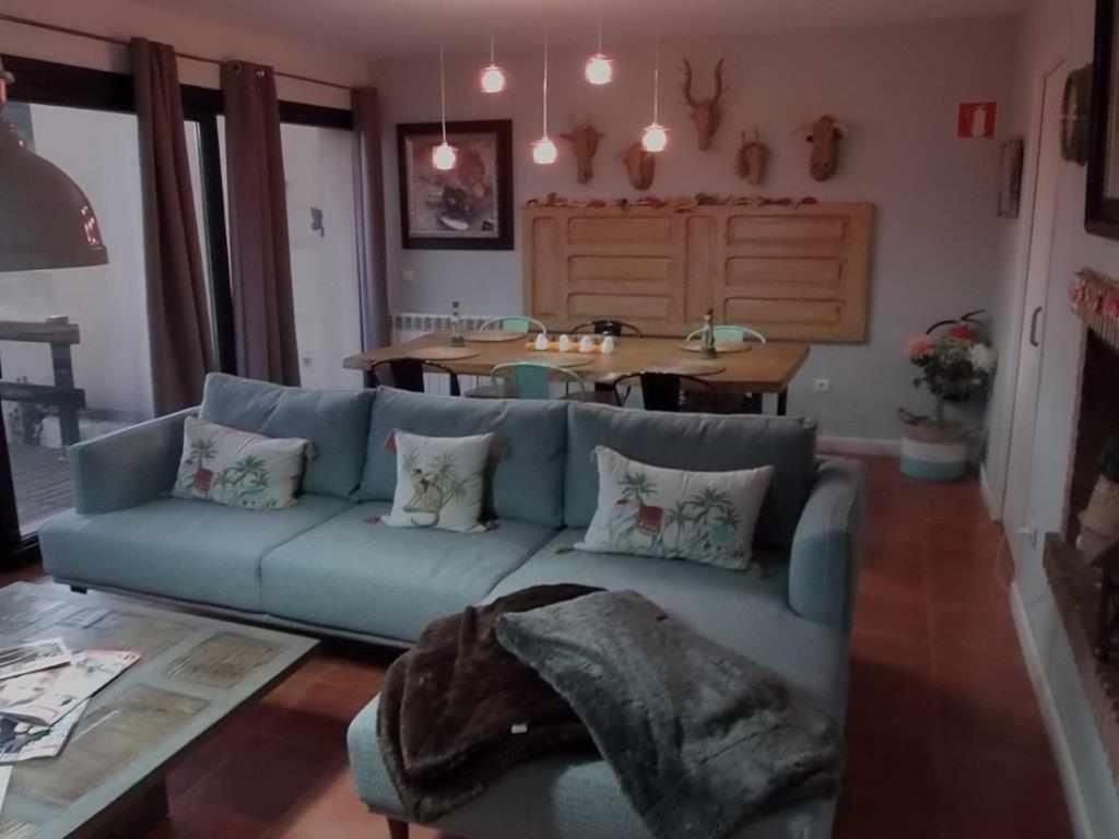A seating area at Casa Iona chalet adosado con vistas a la montaña
