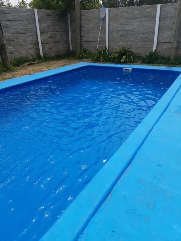 uma piscina com água azul num quintal em Quinta Jeronima San Vicente 10 personas em San Vicente