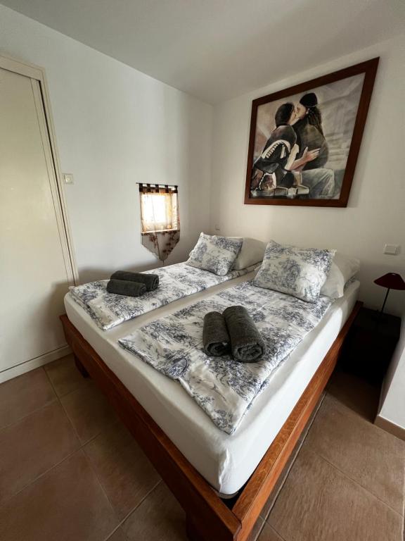 uma cama num quarto com duas almofadas em Pérola Azul em Lagos