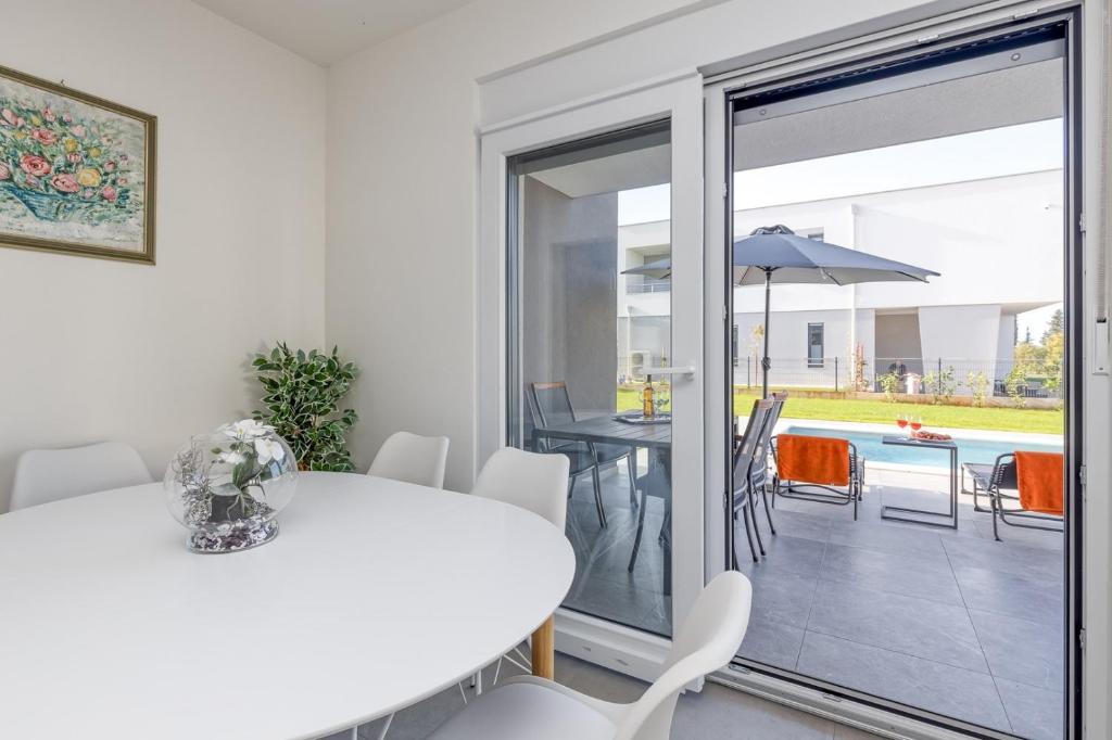 Posedenie v ubytovaní Holiday House Lipa with Private Pool