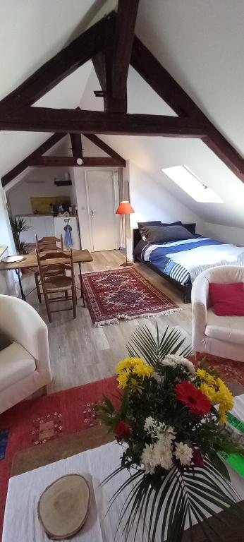 una sala de estar con una cama y una mesa en Studio32, en Honfleur