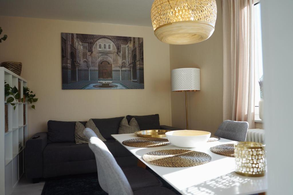 sala de estar con mesa y sofá en unique: cozy - balcony - kitchen - netflix, en Bremen