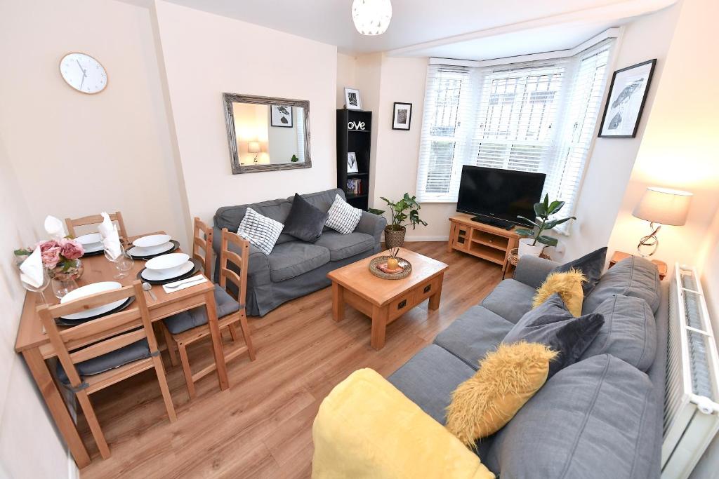 uma sala de estar com um sofá e uma mesa em Kingsley Apartments Tower Bridge em Londres