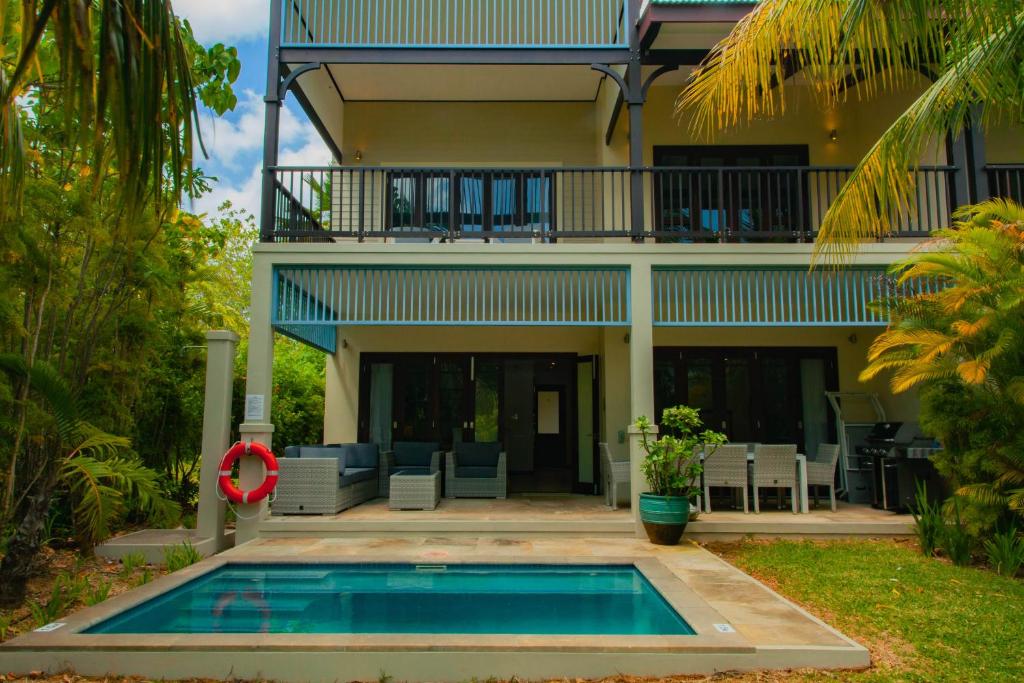 Bazén v ubytování Maison La Plage by Simply-Seychelles nebo v jeho okolí