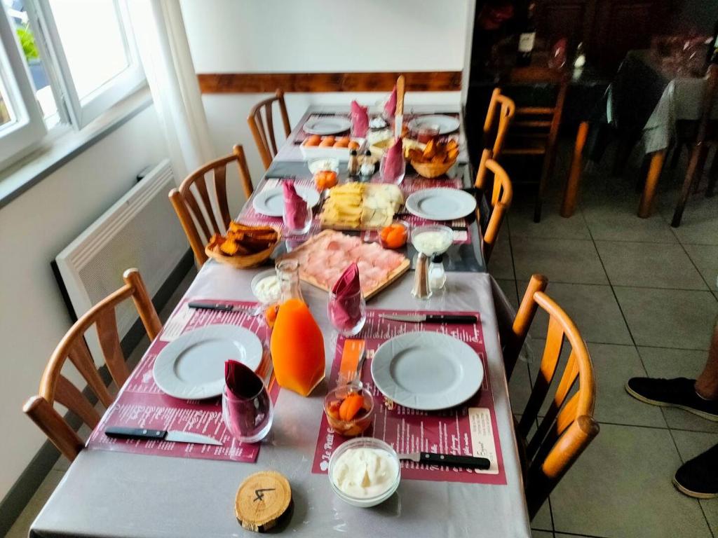 a long table with food on top of it at Chambres d'hôte in Thenon