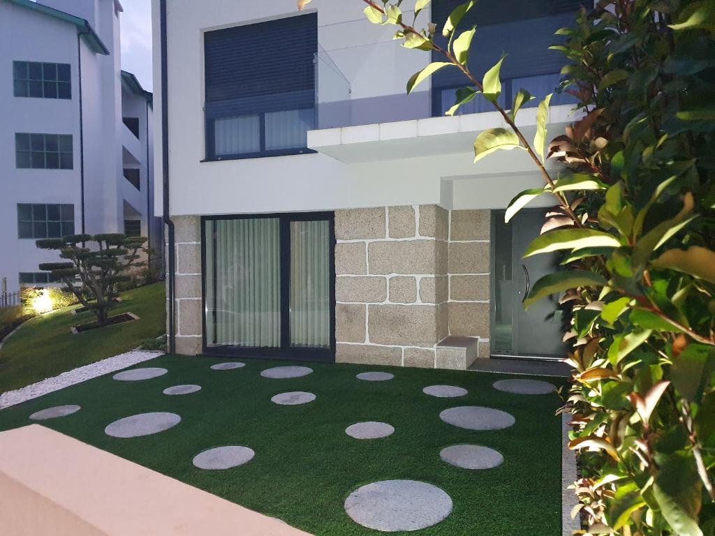 una casa con pavimento verde con un edificio di PIMENTA FOUR HOUSE ad Amarante